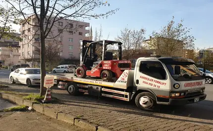 Kardeşler Forklift çekici ile forklift taşıma