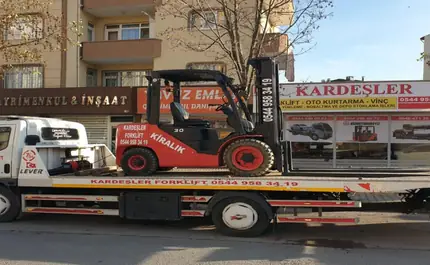 Forklift taşıyan çekici