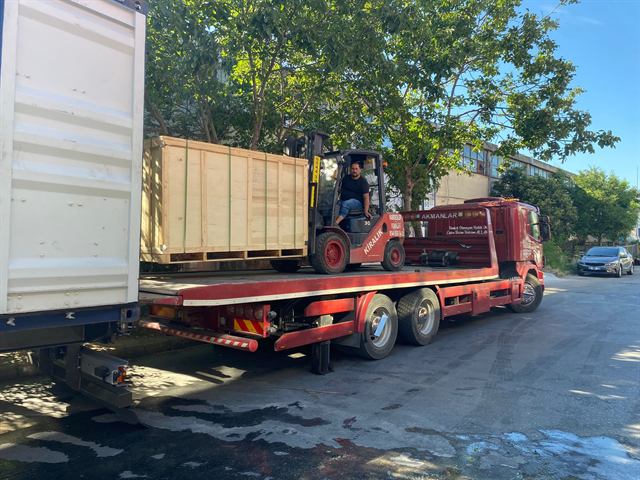 Çekici üzerinde kiralık forklift ile konteynerden sandık indirme
