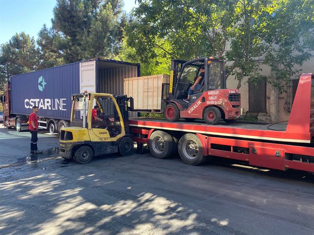 İki forklift ile konteyner yükleme ve boşaltma operasyonu