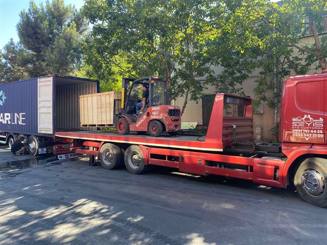 Kardeşler kiralık forklift ile konteynere ahşap sandık yükleme